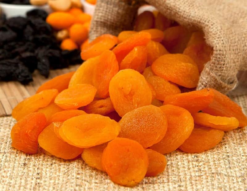 قیسی زردآلو تازه خوش خوراک با رنگ طبیعی و طعم شیرین